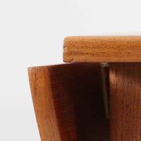 CJ Rosengaarden社によるエクステンションダイニングテーブルは、長方形の本体に両側バタフライ式の半円天板と中央拡張板2枚を備え、最大で8人がゆったりと囲める広さに対応します。温かみのあるチーク材と美しい木目、滑らかな金属レールによる開閉構造が魅力で、シーンに応じて柔軟に使える北欧ビンテージ家具の実用的な一台です。