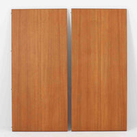 CJ Rosengaarden社によるエクステンションダイニングテーブルは、長方形の本体に両側バタフライ式の半円天板と中央拡張板2枚を備え、最大で8人がゆったりと囲める広さに対応します。温かみのあるチーク材と美しい木目、滑らかな金属レールによる開閉構造が魅力で、シーンに応じて柔軟に使える北欧ビンテージ家具の実用的な一台です。