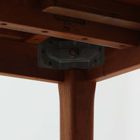 CJ Rosengaarden社によるエクステンションダイニングテーブルは、長方形の本体に両側バタフライ式の半円天板と中央拡張板2枚を備え、最大で8人がゆったりと囲める広さに対応します。温かみのあるチーク材と美しい木目、滑らかな金属レールによる開閉構造が魅力で、シーンに応じて柔軟に使える北欧ビンテージ家具の実用的な一台です。