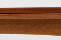 デンマークの名工Slagelse mobelvaerk社が手掛けたこちらのダイニングテーブルは、アーチ状の幕板が特徴であり、異なる素材の組み合わせが美しさを際立たせます。天板には上質なチーク材が用いられ、脚部にはナチュラルなオーク材が採用されています。また、幕板は強度と使い勝手が考慮され、通常時には4人、拡張時には6~8人が快適に使用できる設計となっています。