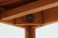 デンマークの名工Slagelse mobelvaerk社が手掛けたこちらのダイニングテーブルは、アーチ状の幕板が特徴であり、異なる素材の組み合わせが美しさを際立たせます。天板には上質なチーク材が用いられ、脚部にはナチュラルなオーク材が採用されています。また、幕板は強度と使い勝手が考慮され、通常時には4人、拡張時には6~8人が快適に使用できる設計となっています。