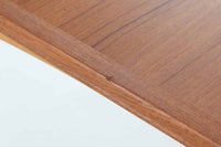 デンマークの名工Slagelse mobelvaerk社が手掛けたこちらのダイニングテーブルは、アーチ状の幕板が特徴であり、異なる素材の組み合わせが美しさを際立たせます。天板には上質なチーク材が用いられ、脚部にはナチュラルなオーク材が採用されています。また、幕板は強度と使い勝手が考慮され、通常時には4人、拡張時には6~8人が快適に使用できる設計となっています。