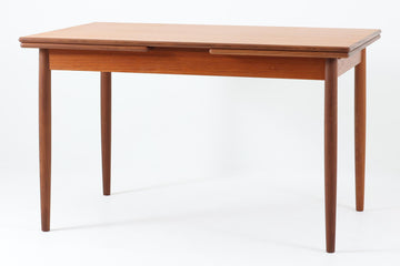 北欧より買い付けたエクステンションダイニングテーブルです。良質なチーク材の綺麗な木目が綺麗です。使用目的によって、さっと天板を広げる事が出来ますので、大変便利です。片方だけ拡張板を広げて使用可能です。シンプルなデザインですが、拡張板の収まりや丸みを帯びた縁など、造りが良いテーブルです。