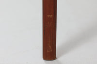 この両袖デスクは、北欧らしいバータイプの取手を備えた引き出しや、背面に配置されたバックシェルフが特徴的で、収納力に優れ、使い勝手も抜群です。本体には上質なチーク材が使用されており、経年変化によって美しい温かみのある色合いが生まれ、お部屋の空間を魅力的に演出します。また、本体には反りがありますが、その点を考慮した価格設定となっています。