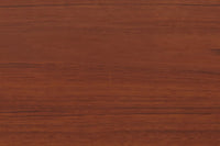 この両袖デスクは、北欧らしいバータイプの取手を備えた引き出しや、背面に配置されたバックシェルフが特徴的で、収納力に優れ、使い勝手も抜群です。本体には上質なチーク材が使用されており、経年変化によって美しい温かみのある色合いが生まれ、お部屋の空間を魅力的に演出します。また、本体には反りがありますが、その点を考慮した価格設定となっています。