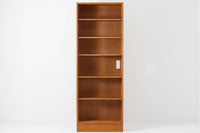 Hundevad & Co社製の造りが良いブックシェルフです。良質なオーク材が使用されています。大型で様々な本が収納可能です。Poul Hundevadならではの棚板前面のスリットとタボが見えない設計により非常にすっきりとした印象に仕上がっています。