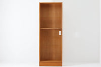 Hundevad & Co社製の造りが良いブックシェルフです。良質なオーク材が使用されています。大型で様々な本が収納可能です。Poul Hundevadならではの棚板前面のスリットとタボが見えない設計により非常にすっきりとした印象に仕上がっています。