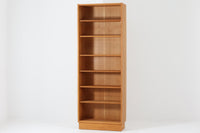 Hundevad & Co社製の造りが良いブックシェルフです。良質なオーク材が使用されています。大型で様々な本が収納可能です。Poul Hundevadならではの棚板前面のスリットとタボが見えない設計により非常にすっきりとした印象に仕上がっています。通常は台輪が側面とフラットなのですが、こちらのシェルフは台輪が少し内側に入っています。デンマーク購入時よりこの仕様ですので、予めご了承くださいませ。