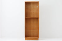 Hundevad & Co社製の造りが良いブックシェルフです。良質なオーク材が使用されています。大型で様々な本が収納可能です。Poul Hundevadならではの棚板前面のスリットとタボが見えない設計により非常にすっきりとした印象に仕上がっています。通常は台輪が側面とフラットなのですが、こちらのシェルフは台輪が少し内側に入っています。デンマーク購入時よりこの仕様ですので、予めご了承くださいませ。