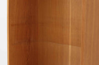 Hundevad & Co社製の造りが良いブックシェルフです。良質なオーク材が使用されています。大型で様々な本が収納可能です。Poul Hundevadならではの棚板前面のスリットとタボが見えない設計により非常にすっきりとした印象に仕上がっています。通常は台輪が側面とフラットなのですが、こちらのシェルフは台輪が少し内側に入っています。デンマーク購入時よりこの仕様ですので、予めご了承くださいませ。