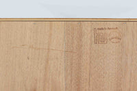 Hundevad & Co社製の造りが良いブックシェルフです。良質なオーク材が使用されています。大型で様々な本が収納可能です。Poul Hundevadならではの棚板前面のスリットとタボが見えない設計により非常にすっきりとした印象に仕上がっています。通常は台輪が側面とフラットなのですが、こちらのシェルフは台輪が少し内側に入っています。デンマーク購入時よりこの仕様ですので、予めご了承くださいませ。