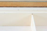 北欧より買い付けた「Arne Vodder」デザインのライティングビューロです。Arne Vodderならではの半月型の取手が特徴的なデザインです。1段目の引き出しを引くと簡易なデスクとして使用でき、開けるとドレッサーになるため使い勝手も良好です。