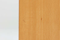 北欧から買い付けたブックシェルフは、小ぶりなサイズながら使い勝手が良く、スペースを有効活用できます。良質なビーチ材が使用されており、そのナチュラルな色味が特徴的です。さらに、縦にも横にも置ける機能があり、様々なレイアウトに対応します。