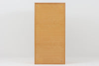 北欧から買い付けたブックシェルフは、小ぶりなサイズながら使い勝手が良く、スペースを有効活用できます。良質なビーチ材が使用されており、そのナチュラルな色味が特徴的です。さらに、縦にも横にも置ける機能があり、様々なレイアウトに対応します。