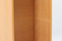 北欧から買い付けたブックシェルフは、小ぶりなサイズながら使い勝手が良く、スペースを有効活用できます。良質なビーチ材が使用されており、そのナチュラルな色味が特徴的です。さらに、縦にも横にも置ける機能があり、様々なレイアウトに対応します。