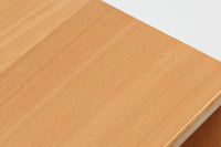 北欧から買い付けたブックシェルフは、小ぶりなサイズながら使い勝手が良く、スペースを有効活用できます。良質なビーチ材が使用されており、そのナチュラルな色味が特徴的です。さらに、縦にも横にも置ける機能があり、様々なレイアウトに対応します。