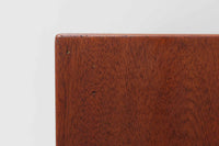 北欧より買い付けた、Hans J. WegnerによるGETAmA社製のダブルベッドフレームです。このベッドフレームは、本体に高品質なチーク材が使用されており、その洗練されたデザインはスッキリとした印象を与えます。マットサイズは最大で「幅 166 × 奥行 200cm」ですので、クイーンサイズもしくはセミシングル×2点のマットレスをご用意ください。
