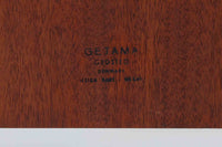 北欧より買い付けた、Hans J. WegnerによるGETAMA社製のダブルベッドフレームです。このベッドフレームは、本体に高品質なチーク材が使用されており、その洗練されたデザインはスッキリとした印象を与えます。マットサイズは最大で「幅 166 × 奥行 200cm」ですので、クイーンサイズもしくはセミシングル×2点のマットレスをご用意ください。
