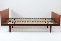 北欧より買い付けた、Hans J. WegnerによるGETAmA社製のダブルベッドフレームです。このベッドフレームは、本体に高品質なチーク材が使用されており、その洗練されたデザインはスッキリとした印象を与えます。マットサイズは最大で「幅 166 × 奥行 200cm」ですので、クイーンサイズもしくはセミシングル×2点のマットレスをご用意ください。