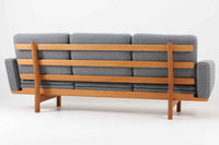 ウェグナーデザインのソファで、人気のGE236 3人掛けソファです。 後ろから見た姿がとても綺麗なので、あえて壁につけず、背面を見せる配置もお勧めです。 クッション内部にスプリングが内包されており座り心地も良好です。GETAmA社の刻印もございます。