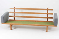 ウェグナーデザインのソファで、人気のGE236 3人掛けソファです。 後ろから見た姿がとても綺麗なので、あえて壁につけず、背面を見せる配置もお勧めです。 クッション内部にスプリングが内包されており座り心地も良好です。GETAmA社の刻印もございます。