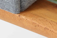 ウェグナーデザインのソファで、人気のGE236 3人掛けソファです。 後ろから見た姿がとても綺麗なので、あえて壁につけず、背面を見せる配置もお勧めです。 クッション内部にスプリングが内包されており座り心地も良好です。GETAmA社の刻印もございます。