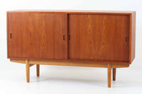 デンマークから仕入れた「Borge mogensen」デザインのサイドボードです。デンマークの名工、Soborg社によって製作されました。チーク材を本体に、オーク材を脚部に使用したデザインで、異なる素材の組み合わせはデンマーク家具らしく、飽きのこないシンプルさが魅力です。コンパクトで置く場所を選ばず、使い勝手も非常に良好です。