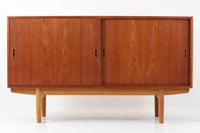 デンマークから仕入れた「Borge mogensen」デザインのサイドボードです。デンマークの名工、Soborg社によって製作されました。チーク材を本体に、オーク材を脚部に使用したデザインで、異なる素材の組み合わせはデンマーク家具らしく、飽きのこないシンプルさが魅力です。コンパクトで置く場所を選ばず、使い勝手も非常に良好です。