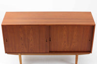 デンマークから仕入れた「Borge mogensen」デザインのサイドボードです。デンマークの名工、Soborg社によって製作されました。チーク材を本体に、オーク材を脚部に使用したデザインで、異なる素材の組み合わせはデンマーク家具らしく、飽きのこないシンプルさが魅力です。コンパクトで置く場所を選ばず、使い勝手も非常に良好です。