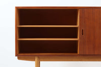 デンマークから仕入れた「Borge mogensen」デザインのサイドボードです。デンマークの名工、Soborg社によって製作されました。チーク材を本体に、オーク材を脚部に使用したデザインで、異なる素材の組み合わせはデンマーク家具らしく、飽きのこないシンプルさが魅力です。コンパクトで置く場所を選ばず、使い勝手も非常に良好です。