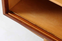 デンマークから仕入れた「Borge mogensen」デザインのサイドボードです。デンマークの名工、Soborg社によって製作されました。チーク材を本体に、オーク材を脚部に使用したデザインで、異なる素材の組み合わせはデンマーク家具らしく、飽きのこないシンプルさが魅力です。コンパクトで置く場所を選ばず、使い勝手も非常に良好です。