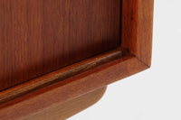 デンマークから仕入れた「Borge mogensen」デザインのサイドボードです。デンマークの名工、Soborg社によって製作されました。チーク材を本体に、オーク材を脚部に使用したデザインで、異なる素材の組み合わせはデンマーク家具らしく、飽きのこないシンプルさが魅力です。コンパクトで置く場所を選ばず、使い勝手も非常に良好です。