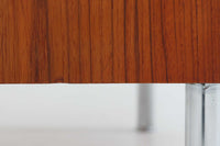 ウェグナーがデザインしたキャビネットで、現在は存在しないRY mobler社によって製作されたものです。熟練の職人による細部まで丁寧に仕上げられています。脚はオリジナルのメタル製です。RY社の製品の中でも数が少なく、ビンテージ品でのみ手に入る希少なモデルです。