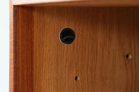 ウェグナーがデザインしたキャビネットで、現在は存在しないRY mobler社によって製作されたものです。熟練の職人による細部まで丁寧に仕上げられています。脚はオリジナルのメタル製です。RY社の製品の中でも数が少なく、ビンテージ品でのみ手に入る希少なモデルです。