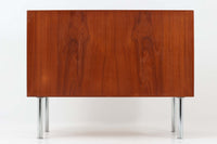 ウェグナーがデザインしたキャビネットで、現在は存在しないRY mobler社によって製作されたものです。熟練の職人による細部まで丁寧に仕上げられています。脚はオリジナルのメタル製です。RY社の製品の中でも数が少なく、ビンテージ品でのみ手に入る希少なモデルです。