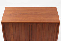 ウェグナーがデザインしたキャビネットで、現在は存在しないRY mobler社によって製作されたものです。熟練の職人による細部まで丁寧に仕上げられています。脚はオリジナルのメタル製です。RY社の製品の中でも数が少なく、ビンテージ品でのみ手に入る希少なモデルです。