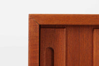 ウェグナーがデザインしたキャビネットで、現在は存在しないRY mobler社によって製作されたものです。熟練の職人による細部まで丁寧に仕上げられています。脚はオリジナルのメタル製です。RY社の製品の中でも数が少なく、ビンテージ品でのみ手に入る希少なモデルです。