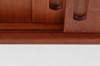 ウェグナーがデザインしたキャビネットで、現在は存在しないRY mobler社によって製作されたものです。熟練の職人による細部まで丁寧に仕上げられています。脚はオリジナルのメタル製です。RY社の製品の中でも数が少なく、ビンテージ品でのみ手に入る希少なモデルです。