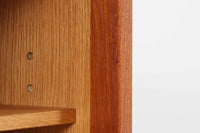 ウェグナーがデザインしたキャビネットで、現在は存在しないRY mobler社によって製作されたものです。熟練の職人による細部まで丁寧に仕上げられています。脚はオリジナルのメタル製です。RY社の製品の中でも数が少なく、ビンテージ品でのみ手に入る希少なモデルです。