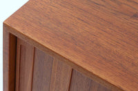 ウェグナーがデザインしたキャビネットで、現在は存在しないRY mobler社によって製作されたものです。熟練の職人による細部まで丁寧に仕上げられています。脚はオリジナルのメタル製です。RY社の製品の中でも数が少なく、ビンテージ品でのみ手に入る希少なモデルです。