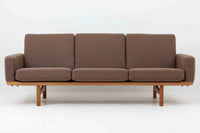 ウェグナーデザインのソファで、人気のGE236 3人掛けソファです。 後ろから見た姿がとても綺麗なので、あえて壁につけず、背面を見せる配置もお勧めです。 クッション内部にスプリングが内包されており座り心地も良好です。GETAmA社の刻印もございます。