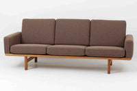 ウェグナーデザインのソファで、人気のGE236 3人掛けソファです。 後ろから見た姿がとても綺麗なので、あえて壁につけず、背面を見せる配置もお勧めです。 クッション内部にスプリングが内包されており座り心地も良好です。GETAmA社の刻印もございます。