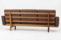 ウェグナーデザインのソファで、人気のGE236 3人掛けソファです。 後ろから見た姿がとても綺麗なので、あえて壁につけず、背面を見せる配置もお勧めです。 クッション内部にスプリングが内包されており座り心地も良好です。GETAmA社の刻印もございます。