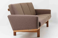 ウェグナーデザインのソファで、人気のGE236 3人掛けソファです。 後ろから見た姿がとても綺麗なので、あえて壁につけず、背面を見せる配置もお勧めです。 クッション内部にスプリングが内包されており座り心地も良好です。GETAmA社の刻印もございます。