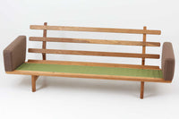 ウェグナーデザインのソファで、人気のGE236 3人掛けソファです。 後ろから見た姿がとても綺麗なので、あえて壁につけず、背面を見せる配置もお勧めです。 クッション内部にスプリングが内包されており座り心地も良好です。GETAmA社の刻印もございます。