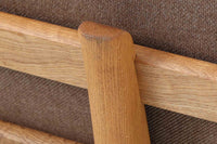 ウェグナーデザインのソファで、人気のGE236 3人掛けソファです。 後ろから見た姿がとても綺麗なので、あえて壁につけず、背面を見せる配置もお勧めです。 クッション内部にスプリングが内包されており座り心地も良好です。GETAmA社の刻印もございます。