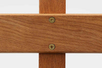 ウェグナーデザインのソファで、人気のGE236 3人掛けソファです。 後ろから見た姿がとても綺麗なので、あえて壁につけず、背面を見せる配置もお勧めです。 クッション内部にスプリングが内包されており座り心地も良好です。GETAmA社の刻印もございます。