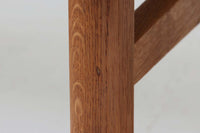 ウェグナーデザインのソファで、人気のGE236 3人掛けソファです。 後ろから見た姿がとても綺麗なので、あえて壁につけず、背面を見せる配置もお勧めです。 クッション内部にスプリングが内包されており座り心地も良好です。GETAmA社の刻印もございます。