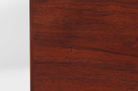 デンマークの名門家具メーカーGetama(ゲタマ)より、Hans J. Wegner(ハンス・J・ウェグナー)によってデザインされたビンテージのデイベッド「GE258」のご紹介です。チーク材のフレームに、希少な丸脚仕様が特徴的なモデルで、無駄のない美しい直線と有機的なフォルムが融合した北欧モダンデザインの代表作です。背もたれを後方に倒すことでベッドとしてもご使用いただける実用性の高い構造で、張地は落ち着いたネイビー系のファブリックで張り替え済みです。チーク材の木目が美しく、経年による味わいも感じられる逸品です。