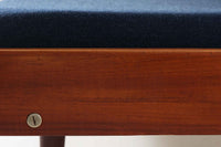 デンマークの名門家具メーカーGetama(ゲタマ)より、Hans J. Wegner(ハンス・J・ウェグナー)によってデザインされたビンテージのデイベッド「GE258」のご紹介です。チーク材のフレームに、希少な丸脚仕様が特徴的なモデルで、無駄のない美しい直線と有機的なフォルムが融合した北欧モダンデザインの代表作です。背もたれを後方に倒すことでベッドとしてもご使用いただける実用性の高い構造で、張地は落ち着いたネイビー系のファブリックで張り替え済みです。チーク材の木目が美しく、経年による味わいも感じられる逸品です。